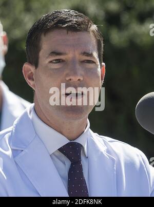 Le CDR Sean P. Conley, MD, médecin du président, est accompagné d'une équipe de médecins, qui présente une mise à jour sur la condition du Président des États-Unis Donald J. Trump au Walter Reed National Military Medical Center à Bethesda, Maryland, États-Unis, le samedi 3 octobre 2020. Le président est à Walter Reed pour un traitement après son test positif pour le COVID vendredi. Photo de Rod Lamkey/Pool via CNP/ABACAPRESS.COM Banque D'Images