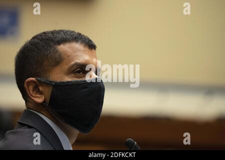 WASHINGTON, DC - OCTOBRE 07: Vijay A. d'Souza, directeur, technologies de l'information et cybersécurité, Bureau de la responsabilité gouvernementale, se prépare à témoigner devant le Comité de surveillance et de réforme de la Chambre des communes le 07 octobre 2020 à Washington, DC. La Chambre a appelé le commissaire de l'IRS, Charles Rettig, à témoigner à la suite d'un rapport du New York Times sur les déclarations de revenus du président américain Donald Trumpâs. Photo de Tasos Katopodis/Pool/ABACAPRESS.COM Banque D'Images