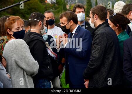 Le président français Emmanuel Macron lors d'une visite à Breil sur Roya, dans la Vallée de la Roya, à environ 50 km au nord-est de Nice, dans le sud-est de la France, le 7 octobre 2020, après des tempêtes et des inondations importantes qui ont causé des dommages considérables dans le département des Alpes-Maritimes. Photo de Bruno Bebert/Pool/ABACAPRESS.COM Banque D'Images