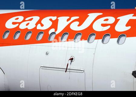 Photo du dossier datée du 06 mai 2020, des avions EasyJet garés sur le tarmac à l'aéroport d'Orly à la suite de l'éclosion de la maladie à coronavirus (COVID-19) à Orly, en France. La compagnie aérienne britannique easyJet a averti jeudi qu'elle aurait pu perdre jusqu'à 845 millions de livres sterling, ou 1.1 milliards de dollars, au cours de son exercice 2020 — sa première perte sur l'ensemble de l'année. La compagnie aérienne du budget a abandonné son dividende dans le contexte du carnage causé par la pandémie du coronavirus, a-t-elle déclaré dans une mise à jour des transactions. Compte tenu des restrictions actuelles en matière de voyages, easyJet a déclaré qu'elle s'attendait à voler à environ 25 % de la capacité prévue pour le premier trimestre de 2021. Photo de David Nivie Banque D'Images