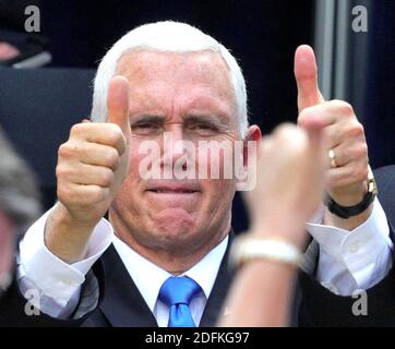 PAS DE FILM, PAS DE VIDÉO, PAS de télévision, PAS DE DOCUMENTAIRE - le vice-président Mike Pence s'engage avec des supporters lors d'un rallye de campagne Latinos for Trump, à l'Université Central Christian à Orlando, FL, États-Unis, le samedi 10 octobre 2020. Photo de Joe Burbank/Orlando Sentinel/TNS/ABACAPRESS.COM Banque D'Images