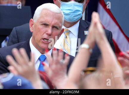 PAS DE FILM, PAS DE VIDÉO, PAS de télévision, PAS DE DOCUMENTAIRE - le vice-président Mike Pence s'engage avec des supporters lors d'un rallye de campagne Latinos for Trump, à l'Université Central Christian à Orlando, FL, États-Unis, le samedi 10 octobre 2020. Photo de Joe Burbank/Orlando Sentinel/TNS/ABACAPRESS.COM Banque D'Images