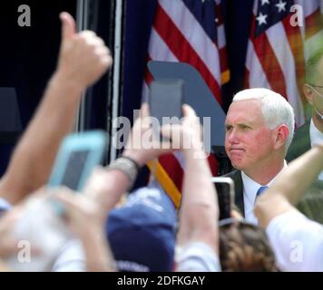 PAS DE FILM, PAS DE VIDÉO, PAS de télévision, PAS DE DOCUMENTAIRE - le vice-président Mike Pence s'engage avec des supporters lors d'un rallye de campagne Latinos for Trump, à l'Université Central Christian à Orlando, FL, États-Unis, le samedi 10 octobre 2020. Photo de Joe Burbank/Orlando Sentinel/TNS/ABACAPRESS.COM Banque D'Images