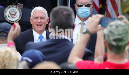 PAS DE FILM, PAS DE VIDÉO, PAS de télévision, PAS DE DOCUMENTAIRE - le vice-président Mike Pence s'engage avec des supporters lors d'un rallye de campagne Latinos for Trump, à l'Université Central Christian à Orlando, FL, États-Unis, le samedi 10 octobre 2020. Photo de Joe Burbank/Orlando Sentinel/TNS/ABACAPRESS.COM Banque D'Images