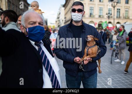 Les manifestants canins détiennent des drapeaux de parternité pour l'égalité des libertés lors d'une manifestation organisée par le groupe militant conservateur pro-vie 'la Manif pour tous' contre le projet de loi de bioéthique sur la procréation médicalement assistée (PMA - procréation médicalement Assistee), à Paris, en France, le 10 octobre 2020. Voté le 1er août en deuxième lecture à l'Assemblée nationale, le projet de loi, dont la mesure phare est l'ouverture de la procréation médicalement assistée à toutes les femmes, doit être examiné par le Sénat à une date qui n'est pas encore fixée, vers la fin de l'année ou le début de 2021. Photo de Raphael Lafargue/ABACAPRESS.COM Banque D'Images