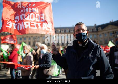 Les manifestants du père de l'église détiennent des drapeaux de parternité pour l'égalité de liberté lors d'une manifestation organisée par le groupe militant conservateur pro-vie 'la Manif pour tous' contre le projet de loi de bioéthique sur la procréation médicalement assistée (PMA - procréation médicalement Assistee), à Paris, en France, le 10 octobre 2020. Voté le 1er août en deuxième lecture à l'Assemblée nationale, le projet de loi, dont la mesure phare est l'ouverture de la procréation médicalement assistée à toutes les femmes, doit être examiné par le Sénat à une date qui n'est pas encore fixée, vers la fin de l'année ou le début de 2021. Photo de Raphael Lafargue/ABACAPRESS.COM Banque D'Images