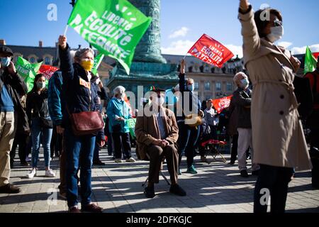 Les manifestants détiennent des drapeaux de parternité pour l'égalité des libertés lors d'une manifestation organisée par le groupe militant conservateur pro-vie 'la Manif pour tous' contre le projet de loi de bioéthique sur la procréation médicalement assistée (PMA - procréation médicalement Assistee), à Paris, en France, le 10 octobre 2020. Voté le 1er août en deuxième lecture à l'Assemblée nationale, le projet de loi, dont la mesure phare est l'ouverture de la procréation médicalement assistée à toutes les femmes, doit être examiné par le Sénat à une date qui n'est pas encore fixée, vers la fin de l'année ou le début de 2021. Photo de Raphael Lafargue/ABACAPRESS.COM Banque D'Images