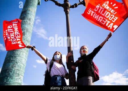 Les manifestants détiennent des drapeaux de parternité pour l'égalité des libertés lors d'une manifestation organisée par le groupe militant conservateur pro-vie 'la Manif pour tous' contre le projet de loi de bioéthique sur la procréation médicalement assistée (PMA - procréation médicalement Assistee), à Paris, en France, le 10 octobre 2020. Voté le 1er août en deuxième lecture à l'Assemblée nationale, le projet de loi, dont la mesure phare est l'ouverture de la procréation médicalement assistée à toutes les femmes, doit être examiné par le Sénat à une date qui n'est pas encore fixée, vers la fin de l'année ou le début de 2021. Photo de Raphael Lafargue/ABACAPRESS.COM Banque D'Images