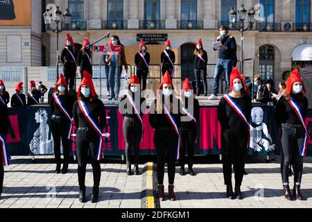 Les manifestants portant la casquette de Phrygian lors d'une manifestation organisée par le groupe militant conservateur pro-vie 'la Manif pour touss' contre le projet de loi de bioéthique sur la procréation médicalement assistée (PMA - procréation médicalement Assistee), à Paris, en France, le 10 octobre 2020. Voté le 1er août en deuxième lecture à l'Assemblée nationale, le projet de loi, dont la mesure phare est l'ouverture de la procréation médicalement assistée à toutes les femmes, doit être examiné par le Sénat à une date qui n'est pas encore fixée, vers la fin de l'année ou le début de 2021. Photo de Raphael Lafargue/ABACAPRESS.COM Banque D'Images