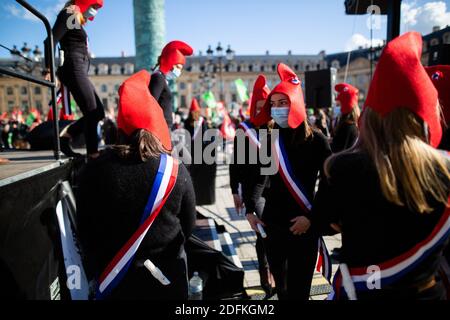 Les manifestants portant la casquette de Phrygian lors d'une manifestation organisée par le groupe militant conservateur pro-vie 'la Manif pour touss' contre le projet de loi de bioéthique sur la procréation médicalement assistée (PMA - procréation médicalement Assistee), à Paris, en France, le 10 octobre 2020. Voté le 1er août en deuxième lecture à l'Assemblée nationale, le projet de loi, dont la mesure phare est l'ouverture de la procréation médicalement assistée à toutes les femmes, doit être examiné par le Sénat à une date qui n'est pas encore fixée, vers la fin de l'année ou le début de 2021. Photo de Raphael Lafargue/ABACAPRESS.COM Banque D'Images