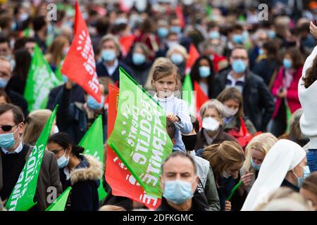 Les manifestants détiennent des drapeaux de parternité pour l'égalité des libertés lors d'une manifestation organisée par le groupe militant conservateur pro-vie 'la Manif pour tous' contre le projet de loi de bioéthique sur la procréation médicalement assistée (PMA - procréation médicalement Assistee), à Paris, en France, le 10 octobre 2020. Voté le 1er août en deuxième lecture à l'Assemblée nationale, le projet de loi, dont la mesure phare est l'ouverture de la procréation médicalement assistée à toutes les femmes, doit être examiné par le Sénat à une date qui n'est pas encore fixée, vers la fin de l'année ou le début de 2021. Photo de Raphael Lafargue/ABACAPRESS.COM Banque D'Images