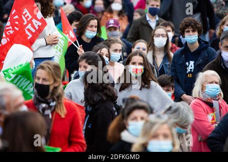 Les manifestants détiennent des drapeaux de parternité pour l'égalité des libertés lors d'une manifestation organisée par le groupe militant conservateur pro-vie 'la Manif pour tous' contre le projet de loi de bioéthique sur la procréation médicalement assistée (PMA - procréation médicalement Assistee), à Paris, en France, le 10 octobre 2020. Voté le 1er août en deuxième lecture à l'Assemblée nationale, le projet de loi, dont la mesure phare est l'ouverture de la procréation médicalement assistée à toutes les femmes, doit être examiné par le Sénat à une date qui n'est pas encore fixée, vers la fin de l'année ou le début de 2021. Photo de Raphael Lafargue/ABACAPRESS.COM Banque D'Images