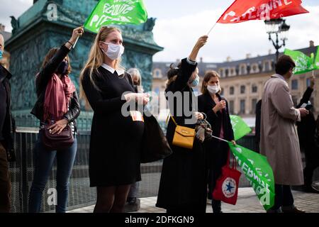 Femmes enceintes à la manifestation. Les manifestants détiennent des drapeaux de parternité pour l'égalité des libertés lors d'une manifestation organisée par le groupe militant conservateur pro-vie 'la Manif pour tous' contre le projet de loi de bioéthique sur la procréation médicalement assistée (PMA - procréation médicalement Assistee), à Paris, en France, le 10 octobre 2020. Voté le 1er août en deuxième lecture à l'Assemblée nationale, le projet de loi, dont la mesure phare est l'ouverture de la procréation médicalement assistée à toutes les femmes, doit être examiné par le Sénat à une date qui n'est pas encore fixée, vers la fin de l'année ou le début de 2021. Photo de Raphael Lafargue/A Banque D'Images