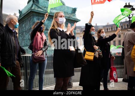 Femmes enceintes à la manifestation. Les manifestants détiennent des drapeaux de parternité pour l'égalité des libertés lors d'une manifestation organisée par le groupe militant conservateur pro-vie 'la Manif pour tous' contre le projet de loi de bioéthique sur la procréation médicalement assistée (PMA - procréation médicalement Assistee), à Paris, en France, le 10 octobre 2020. Voté le 1er août en deuxième lecture à l'Assemblée nationale, le projet de loi, dont la mesure phare est l'ouverture de la procréation médicalement assistée à toutes les femmes, doit être examiné par le Sénat à une date qui n'est pas encore fixée, vers la fin de l'année ou le début de 2021. Photo de Raphael Lafargue/A Banque D'Images