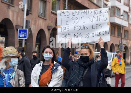 Douze associations féministes et collectifs démontrent et exigent l'ouverture de la procréation médicalement assistée (MAP) à toutes les femmes.ACAP, Aimons nous toutes, collectif Autogynéco, collages féministes Strasbourg, les Cousines de l'est, Bloc rose, Reprendre la ville, Solidaires Alsace, solidaires Etudiant-femmes, Bloc européen de Strasbourg, 67 pour les femmes, Bloc d'Alsace, Bloc d'Alsace, pour les femmes. Un texte doit encore être voté au Sénat en janvier 2021, avant que les députés des deux chambres essaient de trouver une version satisfaisante pour tous. Strasbourg, Nord-est de la France, le 10 octobre 2020. Photo b Banque D'Images