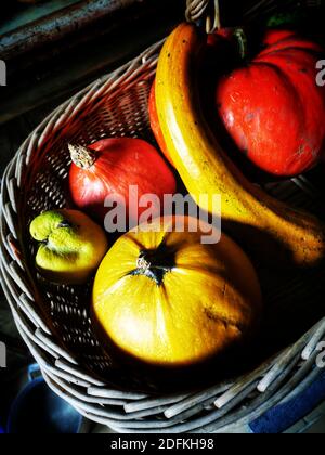 Un gros plan vertical d'un panier de fraîchement cueilli fruits mûrs Banque D'Images