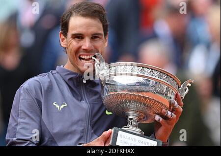 Photo de dossier datée du 09 juin 2019 de Rafael Nadal pose avec le coupé de Mousquetaires après sa victoire sur Dominic Thiem d'Autriche dans la finale des singles hommes pendant le jour 15 de l'Open de France 2019 à Roland Garros à Paris, France. Rafael Nadal a remporté son 13e Open de France et son 20e Grand Chelem, battant Novak Djokovic en finale et nouant le record des majors de Roger Federer. Photo de Laurent Zabulon / ABACAPRESS.COM Banque D'Images