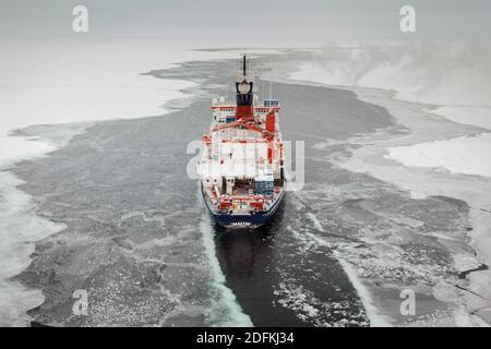 Distribuez la photo du dossier datée du 24 septembre 2015 du navire de recherche allemand Polarstern lors d'une expédition dans le centre de l'océan Arctique. Les chercheurs de la plus grande mission du monde au pôle Nord sont retournés à quai le lundi 12 octobre 2020, apportant la preuve dévastatrice d'un océan Arctique en train de mourir et des avertissements d'étés sans glace en seulement quelques décennies. Le bateau Polarstern de l'Institut Alfred Wegener est retourné au port de Bremerhaven après 389 jours passés à traverser l'Arctique piégé dans la glace, ce qui permet aux scientifiques de recueillir des informations vitales sur les effets du réchauffement climatique dans la région. TH Banque D'Images