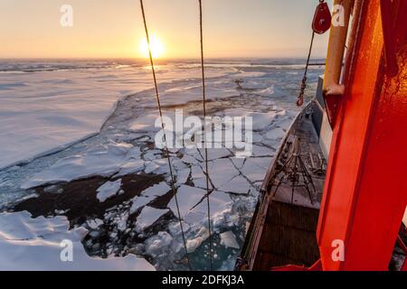 Distribuez la photo du dossier datée du 13 septembre 2015 du navire de recherche allemand Polarstern lors d'une expédition dans le centre de l'océan Arctique. Les chercheurs de la plus grande mission du monde au pôle Nord sont retournés à quai le lundi 12 octobre 2020, apportant la preuve dévastatrice d'un océan Arctique en train de mourir et des avertissements d'étés sans glace en seulement quelques décennies. Le bateau Polarstern de l'Institut Alfred Wegener est retourné au port de Bremerhaven après 389 jours passés à traverser l'Arctique piégé dans la glace, ce qui permet aux scientifiques de recueillir des informations vitales sur les effets du réchauffement climatique dans la région. TH Banque D'Images