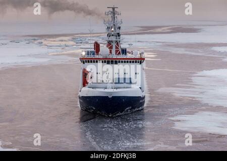 Distribuez la photo du dossier datée du 24 septembre 2015 du navire de recherche allemand Polarstern lors d'une expédition dans le centre de l'océan Arctique. Les chercheurs de la plus grande mission du monde au pôle Nord sont retournés à quai le lundi 12 octobre 2020, apportant la preuve dévastatrice d'un océan Arctique en train de mourir et des avertissements d'étés sans glace en seulement quelques décennies. Le bateau Polarstern de l'Institut Alfred Wegener est retourné au port de Bremerhaven après 389 jours passés à traverser l'Arctique piégé dans la glace, ce qui permet aux scientifiques de recueillir des informations vitales sur les effets du réchauffement climatique dans la région. TH Banque D'Images