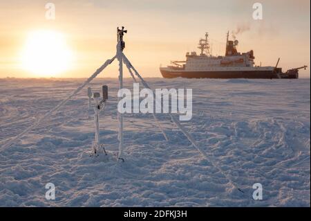 Distribuez la photo du dossier datée du 27 septembre 2015 du navire de recherche allemand Polarstern lors d'une expédition dans le centre de l'océan Arctique. Les chercheurs de la plus grande mission du monde au pôle Nord sont retournés à quai le lundi 12 octobre 2020, apportant la preuve dévastatrice d'un océan Arctique en train de mourir et des avertissements d'étés sans glace en seulement quelques décennies. Le bateau Polarstern de l'Institut Alfred Wegener est retourné au port de Bremerhaven après 389 jours passés à traverser l'Arctique piégé dans la glace, ce qui permet aux scientifiques de recueillir des informations vitales sur les effets du réchauffement climatique dans la région. TH Banque D'Images