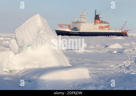 Distribuez la photo du dossier datée du 11 septembre 2015 du navire de recherche allemand Polarstern lors d'une expédition dans le centre de l'océan Arctique. Les chercheurs de la plus grande mission du monde au pôle Nord sont retournés à quai le lundi 12 octobre 2020, apportant la preuve dévastatrice d'un océan Arctique en train de mourir et des avertissements d'étés sans glace en seulement quelques décennies. Le bateau Polarstern de l'Institut Alfred Wegener est retourné au port de Bremerhaven après 389 jours passés à traverser l'Arctique piégé dans la glace, ce qui permet aux scientifiques de recueillir des informations vitales sur les effets du réchauffement climatique dans la région. TH Banque D'Images