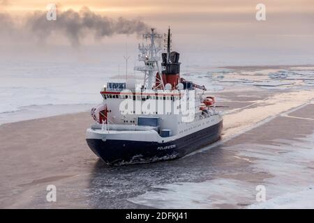 Distribuez la photo du dossier datée du 24 septembre 2015 du navire de recherche allemand Polarstern lors d'une expédition dans le centre de l'océan Arctique. Les chercheurs de la plus grande mission du monde au pôle Nord sont retournés à quai le lundi 12 octobre 2020, apportant la preuve dévastatrice d'un océan Arctique en train de mourir et des avertissements d'étés sans glace en seulement quelques décennies. Le bateau Polarstern de l'Institut Alfred Wegener est retourné au port de Bremerhaven après 389 jours passés à traverser l'Arctique piégé dans la glace, ce qui permet aux scientifiques de recueillir des informations vitales sur les effets du réchauffement climatique dans la région. TH Banque D'Images