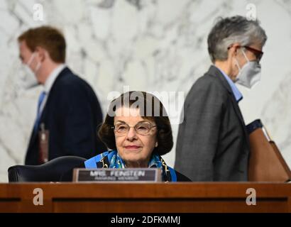 La sénatrice Dianne Feinstein (D-CA) se penche sur le témoignage de la juge Amy Coney Barrett, candidate à la Cour suprême, le troisième jour de son audition de confirmation devant la Commission judiciaire du Sénat à Capitol Hill, le 14 octobre 2020 à Washington, DC. Photo par Andrew Caballero-Reynolds/Pool/ABACAPRESS.COM Banque D'Images