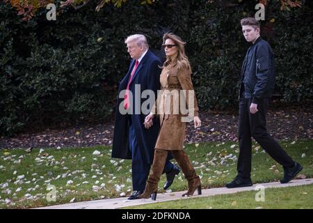 Photo du dossier en date du 26 novembre 2019 du président Donald Trump, de la première dame Melania Trump et de leur fils, Barron, marchent pour monter à bord de Marine One sur la pelouse sud de la Maison Blanche à Washington, DC, États-Unis. Le président Trump, la première dame Melania Trump et leur fils Barron se rendent en Floride pour les vacances de Thanksgiving. Melania Trump a révélé mercredi que Barron, son fils de 14 ans avec le président, avait à un moment donné des résultats positifs pour le coronavirus, mais a ensuite été négatif. Photo de Pete Marovich/Pool/ABACAPRESS.COM Banque D'Images
