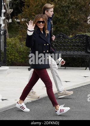 Photo du dossier datée du 8 mars 2019, de la première dame Melania Trump et de son fils Barron quittent la Maison Blanche à Washington, DC, États-Unis. Melania Trump a révélé mercredi que Barron, son fils de 14 ans avec le président, avait à un moment donné des résultats positifs pour le coronavirus, mais a ensuite été négatif. Photo par Olivier Douliery/ABACAPRESS.COM Banque D'Images