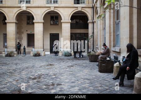 Les étudiants séjournent dans la cour de l'Université de la Sorbonne, rue du Panthéon, à Paris, en France, le 13 octobre 2020. L'une des plus grandes universités publiques de France est catégorique qu'elle n'impose pas de « distance physique » sur le campus, mais affirme qu'elle a renforcé les efforts visant à protéger le personnel et les étudiants contre la COVID-19. À l'université du Panthéon-Sorbonne, des distributeurs d'assainissement des mains ont été installés, des masques réutilisables sont facilement disponibles et le calendrier des cours a été échelonné dans le cadre de nouvelles mesures qui ont été mises en œuvre au cours de la pandémie. Les étudiants de l'université ont eu la possibilité de l'un ou l'autre à Banque D'Images