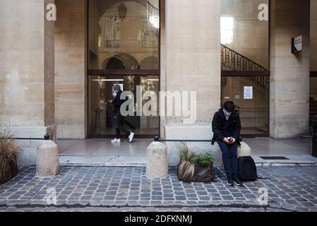 Les étudiants séjournent dans la cour de l'Université de la Sorbonne, rue du Panthéon, à Paris, en France, le 13 octobre 2020. L'une des plus grandes universités publiques de France est catégorique qu'elle n'impose pas de « distance physique » sur le campus, mais affirme qu'elle a renforcé les efforts visant à protéger le personnel et les étudiants contre la COVID-19. À l'université du Panthéon-Sorbonne, des distributeurs d'assainissement des mains ont été installés, des masques réutilisables sont facilement disponibles et le calendrier des cours a été échelonné dans le cadre de nouvelles mesures qui ont été mises en œuvre au cours de la pandémie. Les étudiants de l'université ont eu la possibilité de l'un ou l'autre à Banque D'Images