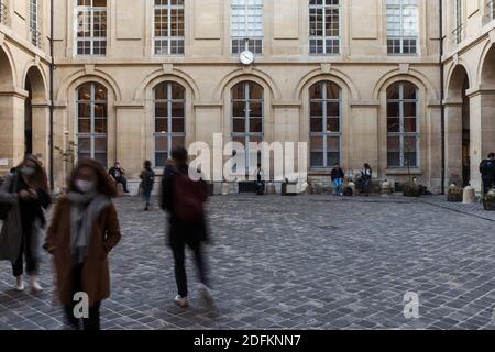 Les étudiants séjournent dans la cour de l'Université de la Sorbonne, rue du Panthéon, à Paris, en France, le 13 octobre 2020. L'une des plus grandes universités publiques de France est catégorique qu'elle n'impose pas de « distance physique » sur le campus, mais affirme qu'elle a renforcé les efforts visant à protéger le personnel et les étudiants contre la COVID-19. À l'université du Panthéon-Sorbonne, des distributeurs d'assainissement des mains ont été installés, des masques réutilisables sont facilement disponibles et le calendrier des cours a été échelonné dans le cadre de nouvelles mesures qui ont été mises en œuvre au cours de la pandémie. Les étudiants de l'université ont eu la possibilité de l'un ou l'autre à Banque D'Images