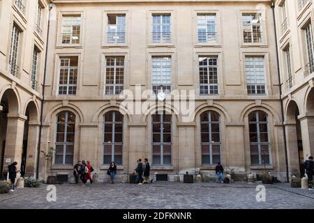 Les étudiants séjournent dans la cour de l'Université de la Sorbonne, rue du Panthéon, à Paris, en France, le 13 octobre 2020. L'une des plus grandes universités publiques de France est catégorique qu'elle n'impose pas de « distance physique » sur le campus, mais affirme qu'elle a renforcé les efforts visant à protéger le personnel et les étudiants contre la COVID-19. À l'université du Panthéon-Sorbonne, des distributeurs d'assainissement des mains ont été installés, des masques réutilisables sont facilement disponibles et le calendrier des cours a été échelonné dans le cadre de nouvelles mesures qui ont été mises en œuvre au cours de la pandémie. Les étudiants de l'université ont eu la possibilité de l'un ou l'autre à Banque D'Images