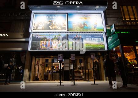 Des cinéphiles vus à l'extérieur des cinémas de l'Opéra le 15 octobre 2020, un jour avant le couvre-feu, à Paris, en France. La France est devenue mercredi le dernier pays européen à durcir les mesures anti-coronavirus. La capitale française et les villes d'Aix-Marseille, Grenoble, Montpellier, Toulouse, Saint-Etienne, Lille, Rouen et Lyon feront face à un couvre-feu de 9 heures à 6 heures, à partir de minuit vendredi, a annoncé le président Macron. Photo de Raphael Lafargue/ABACAPRESS.COM Banque D'Images