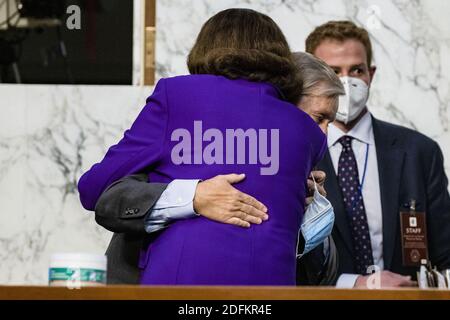 Diane Feinstein (D-CA) (R), membre du classement, et Lindsey Graham (R-SC) (L), présidente, ont tenu leurs audiences de confirmation pour la nomination à la Cour suprême, la juge Amy Coney Barrett, se ferment à Capitol Hill le 15 octobre 2020 à Washington, DC, États-Unis. Barrett a été nommé par le président Donald Trump pour combler le poste vacant laissé par la juge Ruth Bader Ginsburg qui est décédée en septembre. Photo de Samuel Corum/Pool/ABACAPRESS.COM Banque D'Images