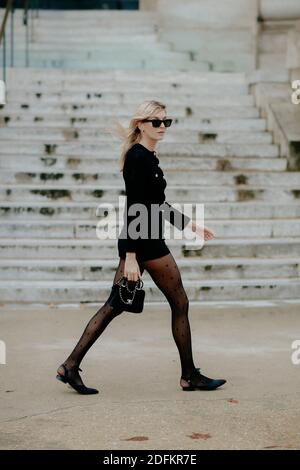 Street style, Camille Charriere arrive au spectacle d'été 2021 du printemps de Chanel, qui s'est tenu au Grand Palais, Paris, France, le 6 octobre 2020. Photo de Marie-Paola Bertrand-Hillion/ABACAPRESS.COM Banque D'Images