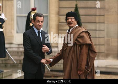 Photo du dossier datée du 10 décembre 2007, le leader libyen Moammar Kadhafi se serre la main avec le président Nicolas Sarkozy avant leur rencontre à l'Elysée à Paris, en France. Les procureurs français ont placé l'ancien président Nicolas Sarkozy sous enquête formelle vendredi pour « association criminelle » suite à des allégations selon lesquelles il aurait accepté le financement de campagne de l'ancien dirigeant libyen Mouammar Kadhafi. Les procureurs enquêtent sur des allégations selon lesquelles l’ancien dirigeant libyen Mouammar Kadhafi aurait secrètement donné à Sarkozy 50 millions d’euros pour sa campagne présidentielle inaugurale en 2007. Les allégations ont d'abord été faites par Banque D'Images