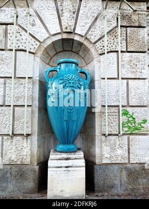 Vase décoratif Art nouveau bleu dans le Stadtpark à Vienne, Autriche. Banque D'Images