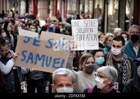 Des milliers de personnes se sont rassemblées pour rendre hommage à Samuel Paty, le professeur décapité par une attaque terroriste. Lyon, France, le 18 octobre 2020. A Conflans-Sainte-Honorine, le 16 octobre 2020, l'assaillant de 18 ans qui a été abattu par des policiers, a décapité le professeur d'histoire-géographie pour avoir montré une caricature du prophète Mohamed comme un exemple de liberté d'expression. Photo de Mathis Boussuge/ABACAPRESS.COM Banque D'Images