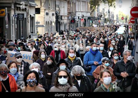 Des milliers de personnes se sont rassemblées pour rendre hommage à Samuel Paty, le professeur décapité par une attaque terroriste. Lyon, France, le 18 octobre 2020. A Conflans-Sainte-Honorine, le 16 octobre 2020, l'assaillant de 18 ans qui a été abattu par des policiers, a décapité le professeur d'histoire-géographie pour avoir montré une caricature du prophète Mohamed comme un exemple de liberté d'expression. Photo de Mathis Boussuge/ABACAPRESS.COM Banque D'Images