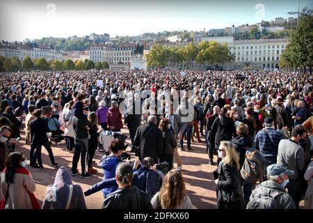 Des milliers de personnes se sont rassemblées pour rendre hommage à Samuel Paty, le professeur décapité par une attaque terroriste. Lyon, France, le 18 octobre 2020. A Conflans-Sainte-Honorine, le 16 octobre 2020, l'assaillant de 18 ans qui a été abattu par des policiers, a décapité le professeur d'histoire-géographie pour avoir montré une caricature du prophète Mohamed comme un exemple de liberté d'expression. Photo de Mathis Boussuge/ABACAPRESS.COM Banque D'Images