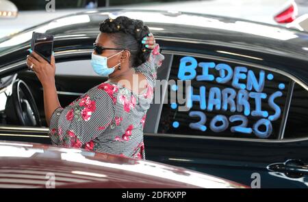 PAS DE FILM, PAS DE VIDÉO, PAS de télévision, PAS DE DOCUMENTAIRE - les supporters attendent le sénateur Kamala Harris, le candidat démocrate à la vice-présidence, pour arriver à un vote anticipé au Central Florida Fairgrounds à Orlando, FL, USA, le lundi 19 octobre 2020. Photo de Joe Burbank/Orlando Sentinel/TNS/ABACAPRESS.COM Banque D'Images