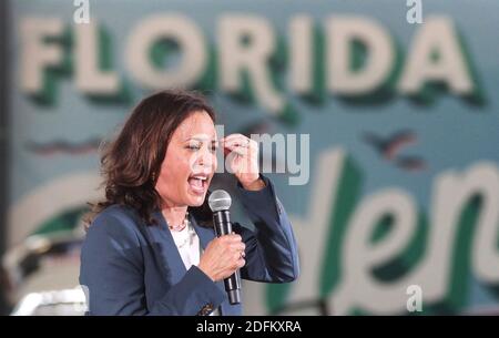 PAS DE FILM, PAS DE VIDÉO, PAS de TV, PAS DE DOCUMENTAIRE - le sénateur Kamala Harris, vice-candidat démocrate à la présidence, prononce des remarques lors d'un vote anticipé au Central Florida Fairground à Orlando, FL, USA, le lundi 19 octobre 2020. Photo de Joe Burbank/Orlando Sentinel/TNS/ABACAPRESS.COM Banque D'Images