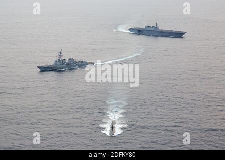 Photo du dossier de distribution datée du 30 septembre 2019 du sous-marin d'attaque rapide de classe Los Angeles USS Oklahoma City (SSN 723), affecté au commandant de l'escadron sous-marin 15, vole devant les navires américains, de la Force d'autodéfense maritime du Japon (JMSDF) et des navires indiens pendant l'exercice photo Malabar 2019 (PHOTOEX). L'Australie se joindra à l'Inde, aux États-Unis et au Japon dans le cadre des exercices navaux Malabar du mois prochain dans l'océan Indien, ce qui devrait renforcer la relation militaire entre les quatre démocraties dans un contexte de tensions accrues avec la Chine. Menées chaque année depuis 1992, les manoeuvres ont connu une croissance Banque D'Images