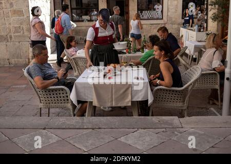 Monténégro, 21 septembre 2019 : les touristes prenant un repas dans une taverne de la vieille ville de Kotor Banque D'Images