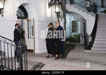 Le président Donald J. Trump et la première dame Melania Trump arrivent à la Maison Blanche, revenant de Nashville, TN, où il a participé à un débat avec le vice-président démocrate du candidat à la présidence Joe Biden. Washington, DC, États-Unis, 23 octobre 2020. Photo de Chris Kleponis/Pool/ABACAPRESS.COM Banque D'Images