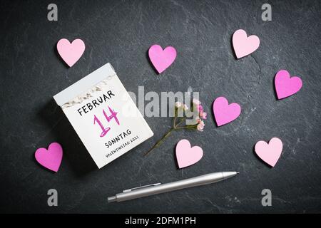 Calendrier de fin de journée avec Saint-Valentin 2021 en allemand et cœur décoration sur fond d'ardoise Banque D'Images