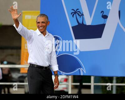 PAS DE FILM, PAS DE VIDÉO, PAS de télévision, PAS DE DOCUMENTAIRE - l'ancien président Barack Obama accueille ses partisans lors d'un rallye automobile à Miami Springs, en Floride, alors qu'il fait campagne pour Joe Biden le samedi 24 octobre 2020. Photo par Pedro Portal/Miami Herald/TNS/ABACAPRESS.COM Banque D'Images