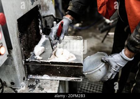 Un homme rassemble un putty mélangé provenant de betteraves sucrières à l'installation d'essai de l'ITB (Institut technique de la Beetroot). Laon, France, 20 octobre 2020. Photo de Daniel Derajinski/ABACAPRESS.COM Banque D'Images